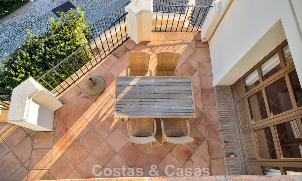Casa adosada con vistas al mar en venta, en una tranquila comunidad cerrada en las colinas de Benahavis - Marbella 776234