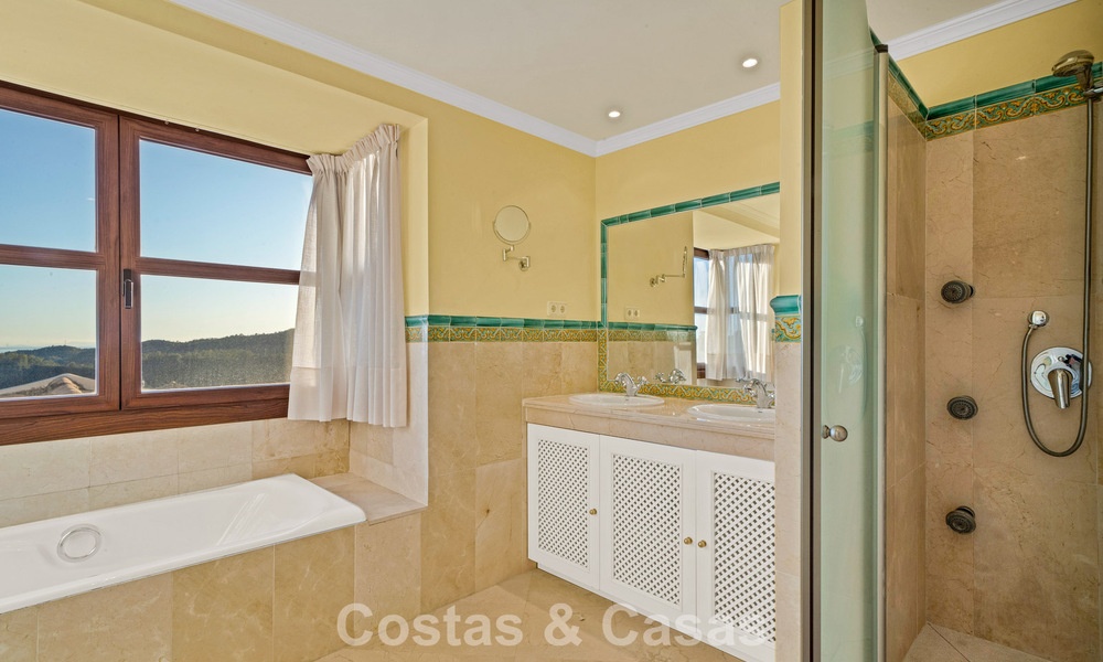 Casa adosada con vistas al mar en venta, en una tranquila comunidad cerrada en las colinas de Benahavis - Marbella 776235