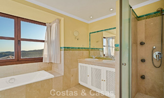 Casa adosada con vistas al mar en venta, en una tranquila comunidad cerrada en las colinas de Benahavis - Marbella 776235 