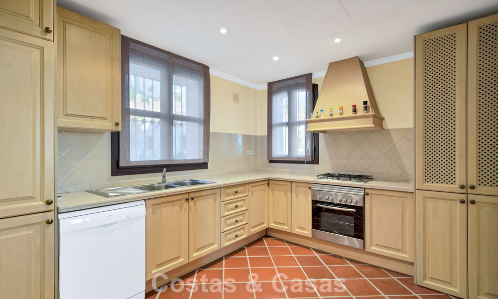 Casa adosada con vistas al mar en venta, en una tranquila comunidad cerrada en las colinas de Benahavis - Marbella 776236