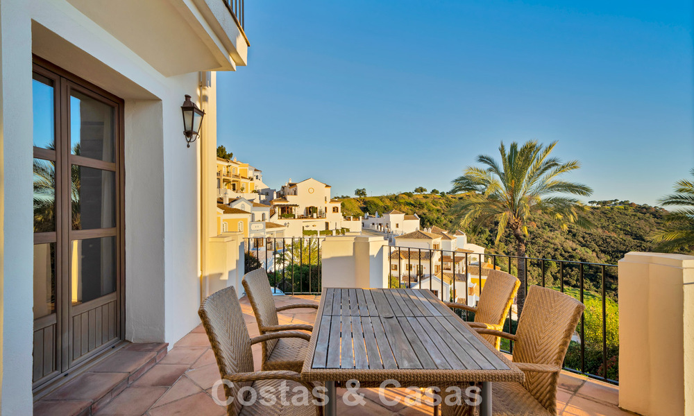 Casa adosada con vistas al mar en venta, en una tranquila comunidad cerrada en las colinas de Benahavis - Marbella 776238