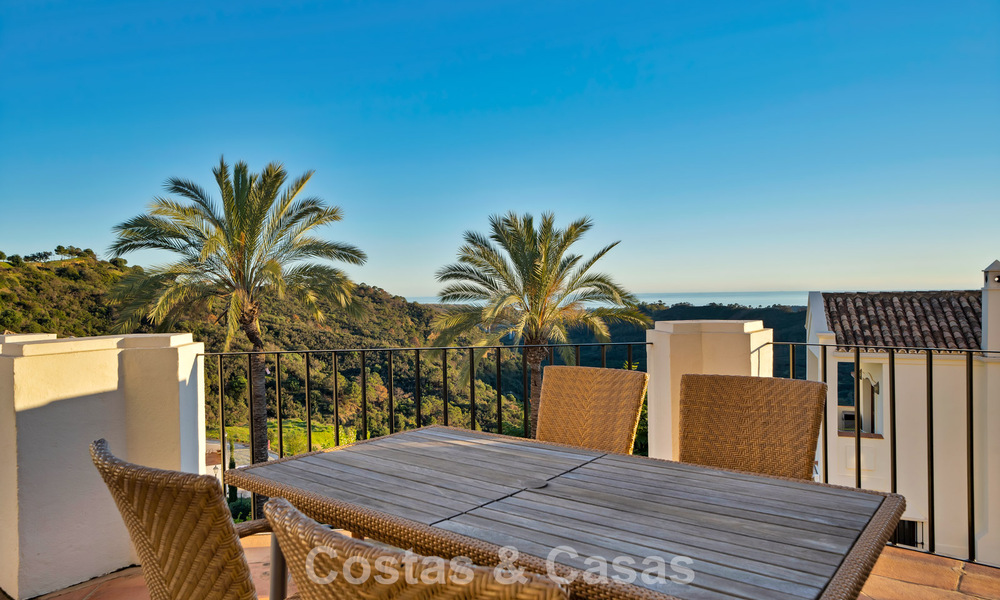 Casa adosada con vistas al mar en venta, en una tranquila comunidad cerrada en las colinas de Benahavis - Marbella 776239