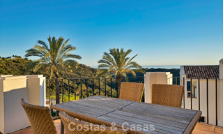 Casa adosada con vistas al mar en venta, en una tranquila comunidad cerrada en las colinas de Benahavis - Marbella 776239 