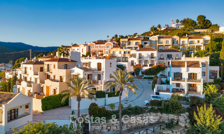 Casa adosada con vistas al mar en venta, en una tranquila comunidad cerrada en las colinas de Benahavis - Marbella 776240