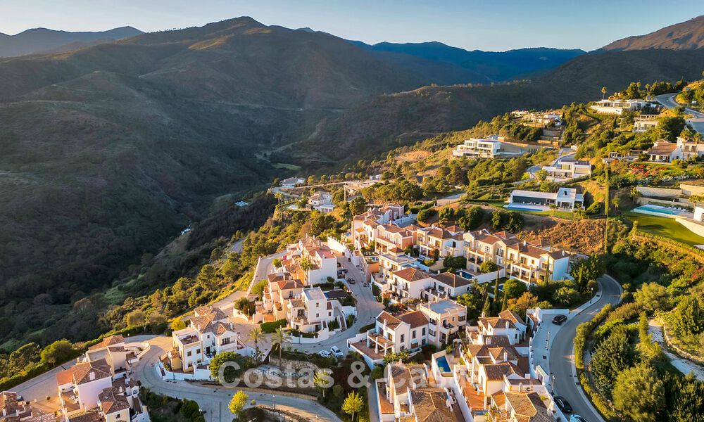 Casa adosada con vistas al mar en venta, en una tranquila comunidad cerrada en las colinas de Benahavis - Marbella 776241