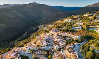 Casa adosada con vistas al mar en venta, en una tranquila comunidad cerrada en las colinas de Benahavis - Marbella 776241 