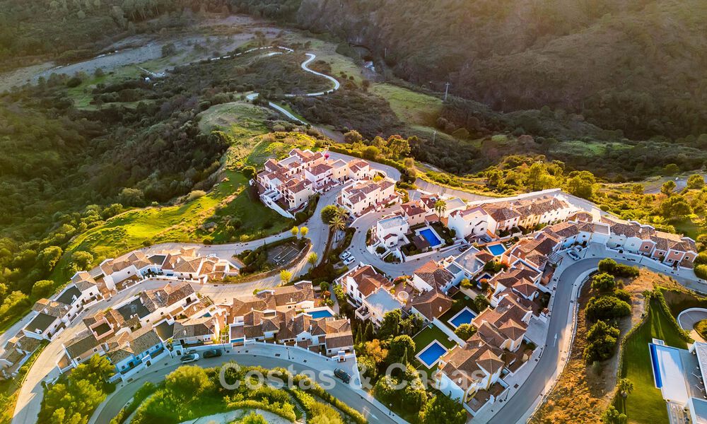 Casa adosada con vistas al mar en venta, en una tranquila comunidad cerrada en las colinas de Benahavis - Marbella 776242