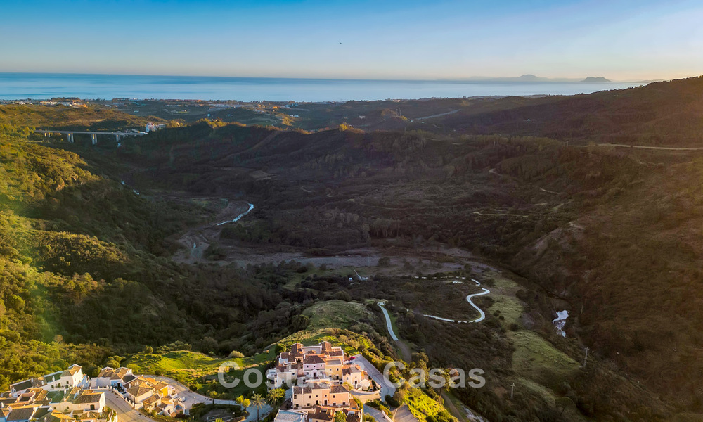 Casa adosada con vistas al mar en venta, en una tranquila comunidad cerrada en las colinas de Benahavis - Marbella 776243