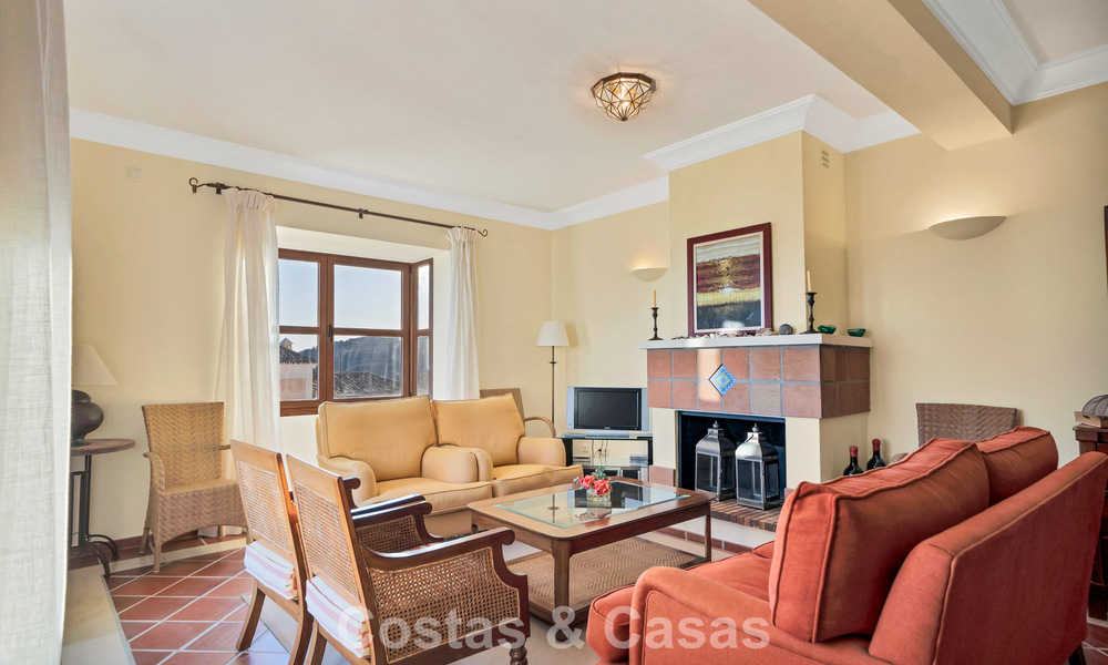 Casa adosada con vistas al mar en venta, en una tranquila comunidad cerrada en las colinas de Benahavis - Marbella 776245