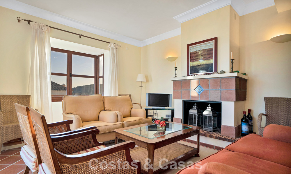 Casa adosada con vistas al mar en venta, en una tranquila comunidad cerrada en las colinas de Benahavis - Marbella 776246