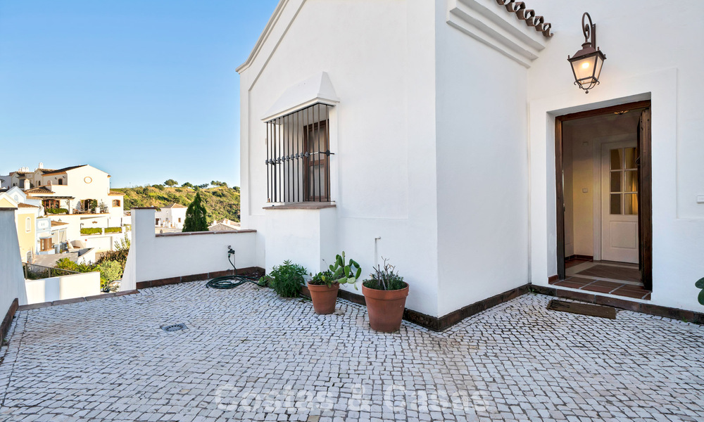 Casa adosada con vistas al mar en venta, en una tranquila comunidad cerrada en las colinas de Benahavis - Marbella 776249