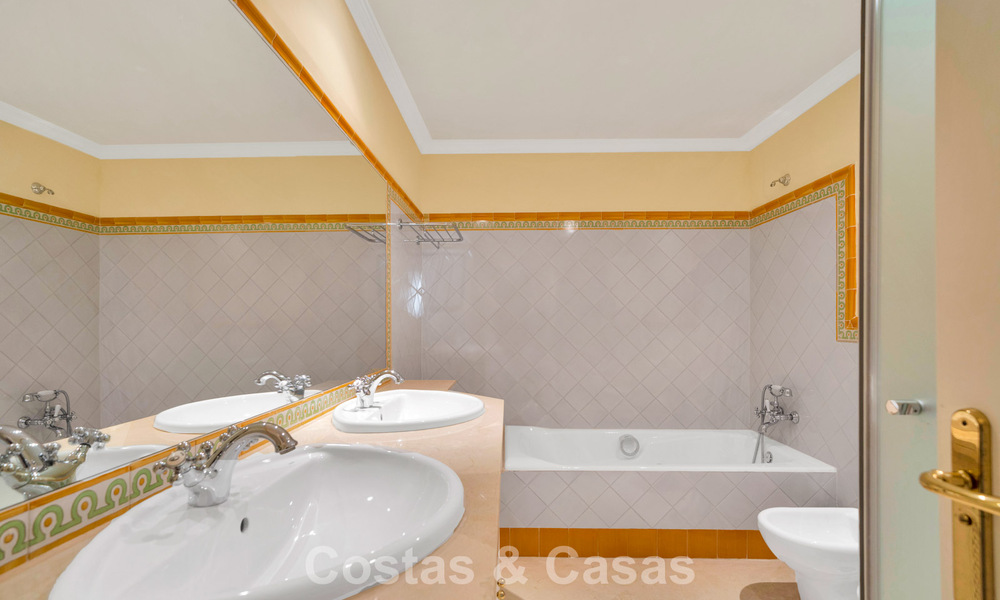 Casa adosada con vistas al mar en venta, en una tranquila comunidad cerrada en las colinas de Benahavis - Marbella 776250