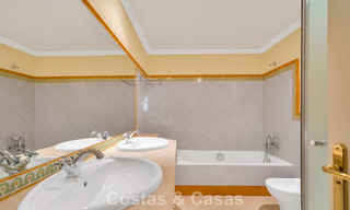 Casa adosada con vistas al mar en venta, en una tranquila comunidad cerrada en las colinas de Benahavis - Marbella 776250 