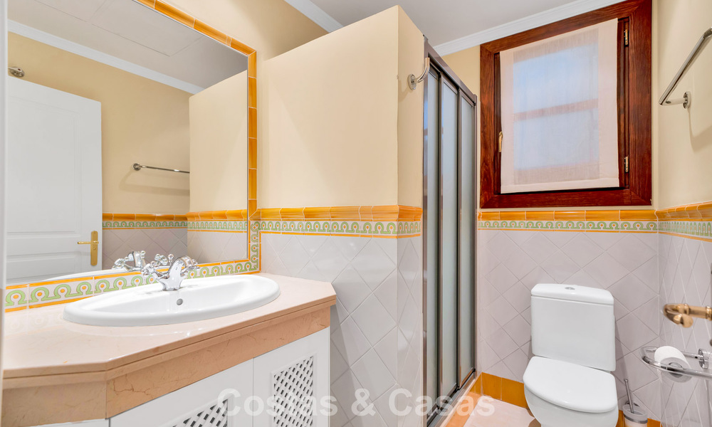 Casa adosada con vistas al mar en venta, en una tranquila comunidad cerrada en las colinas de Benahavis - Marbella 776251