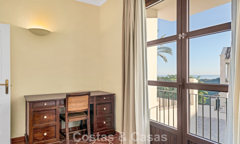 Casa adosada con vistas al mar en venta, en una tranquila comunidad cerrada en las colinas de Benahavis - Marbella 776253