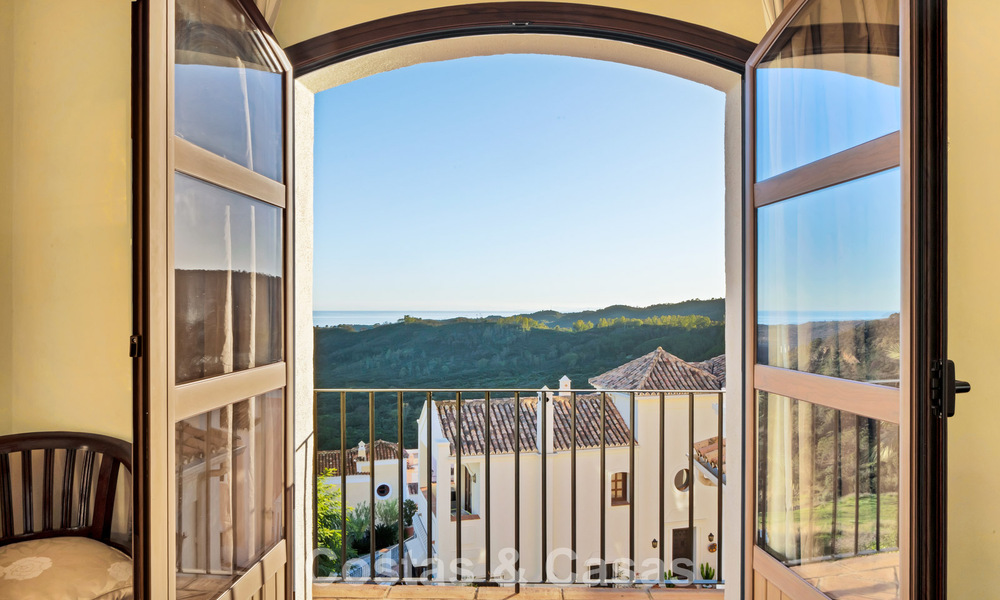 Casa adosada con vistas al mar en venta, en una tranquila comunidad cerrada en las colinas de Benahavis - Marbella 776256