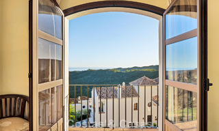 Casa adosada con vistas al mar en venta, en una tranquila comunidad cerrada en las colinas de Benahavis - Marbella 776256 