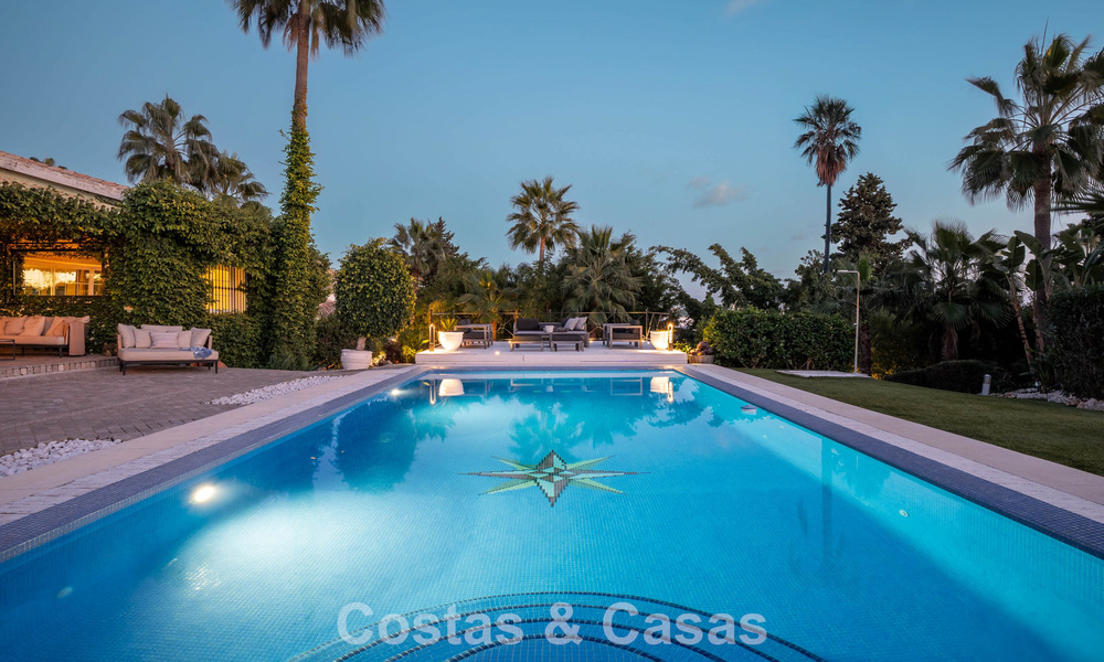Villa de lujo lista para entrar a vivir con un estilo mediterráneo moderno en venta en el Valle del Golf de Nueva Andalucía, Marbella 776257