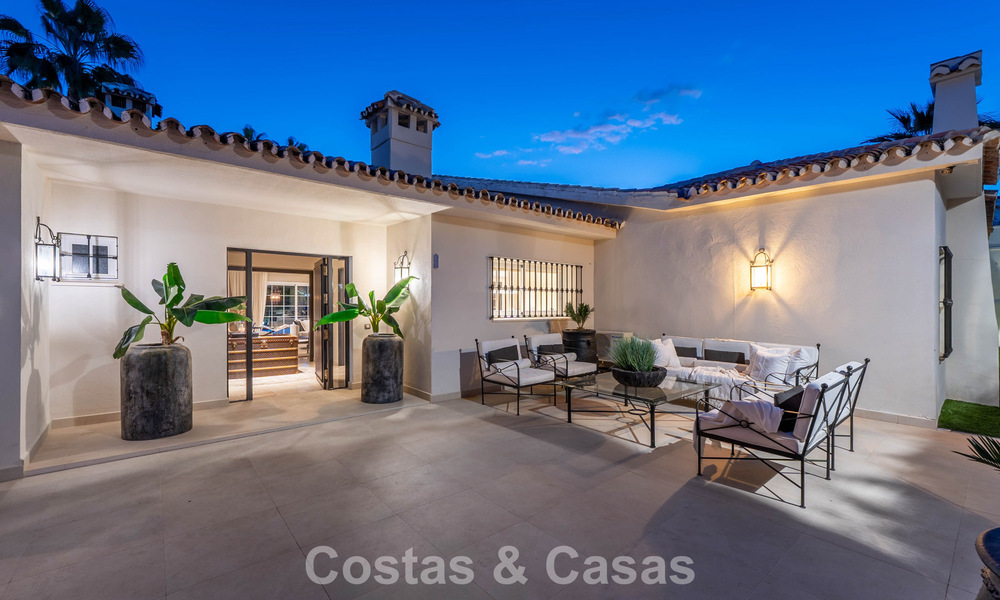 Villa de lujo lista para entrar a vivir con un estilo mediterráneo moderno en venta en el Valle del Golf de Nueva Andalucía, Marbella 776262