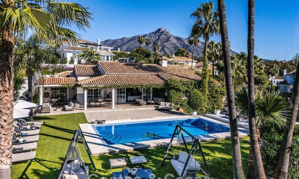 Villa de lujo lista para entrar a vivir con un estilo mediterráneo moderno en venta en el Valle del Golf de Nueva Andalucía, Marbella 776266