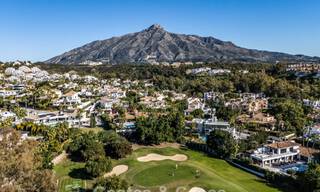 Villa de lujo lista para entrar a vivir con un estilo mediterráneo moderno en venta en el Valle del Golf de Nueva Andalucía, Marbella 776267 