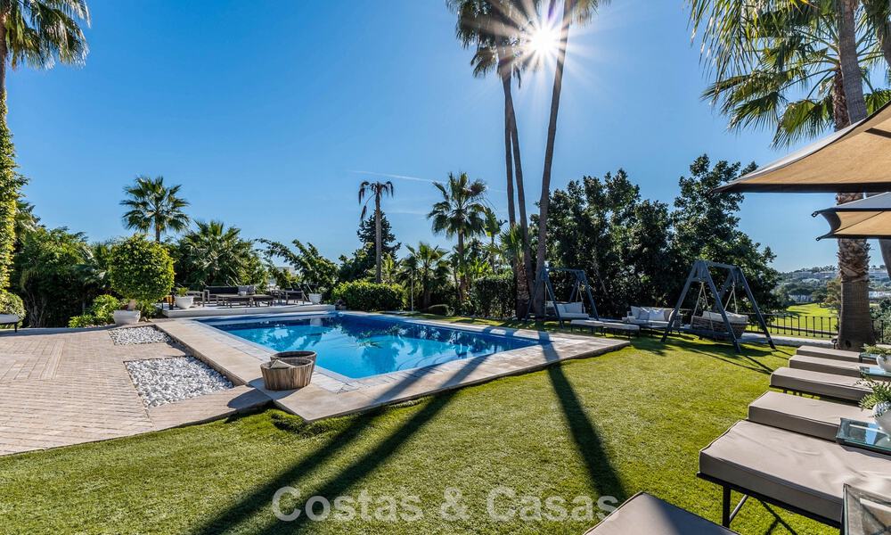 Villa de lujo lista para entrar a vivir con un estilo mediterráneo moderno en venta en el Valle del Golf de Nueva Andalucía, Marbella 776270