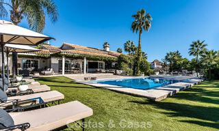 Villa de lujo lista para entrar a vivir con un estilo mediterráneo moderno en venta en el Valle del Golf de Nueva Andalucía, Marbella 776273 