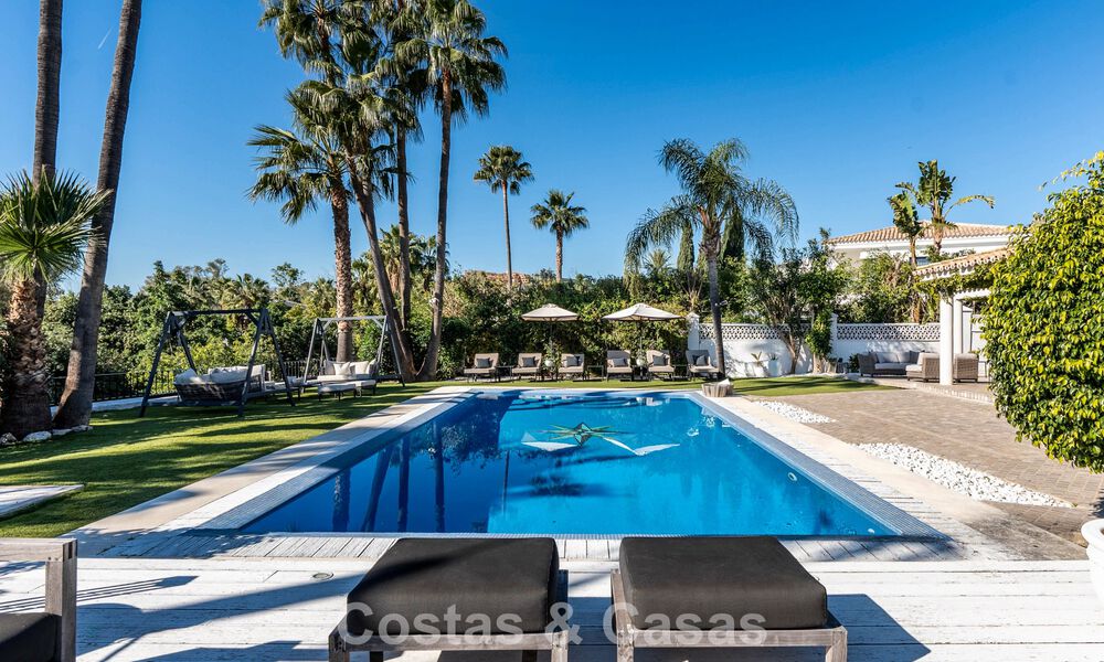 Villa de lujo lista para entrar a vivir con un estilo mediterráneo moderno en venta en el Valle del Golf de Nueva Andalucía, Marbella 776276