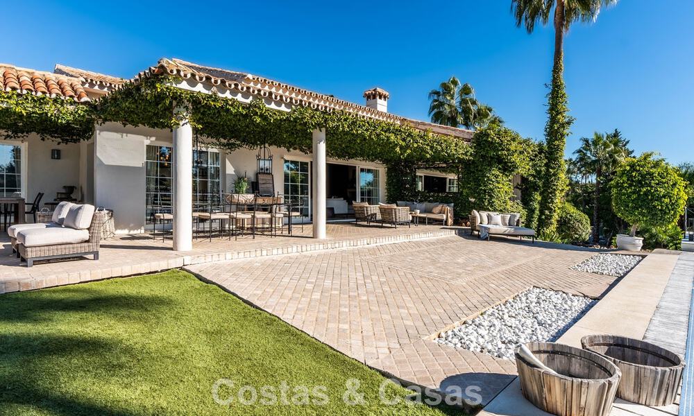 Villa de lujo lista para entrar a vivir con un estilo mediterráneo moderno en venta en el Valle del Golf de Nueva Andalucía, Marbella 776278