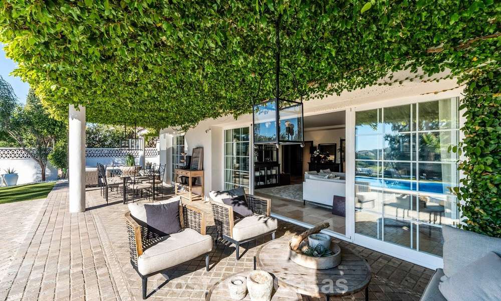 Villa de lujo lista para entrar a vivir con un estilo mediterráneo moderno en venta en el Valle del Golf de Nueva Andalucía, Marbella 776282