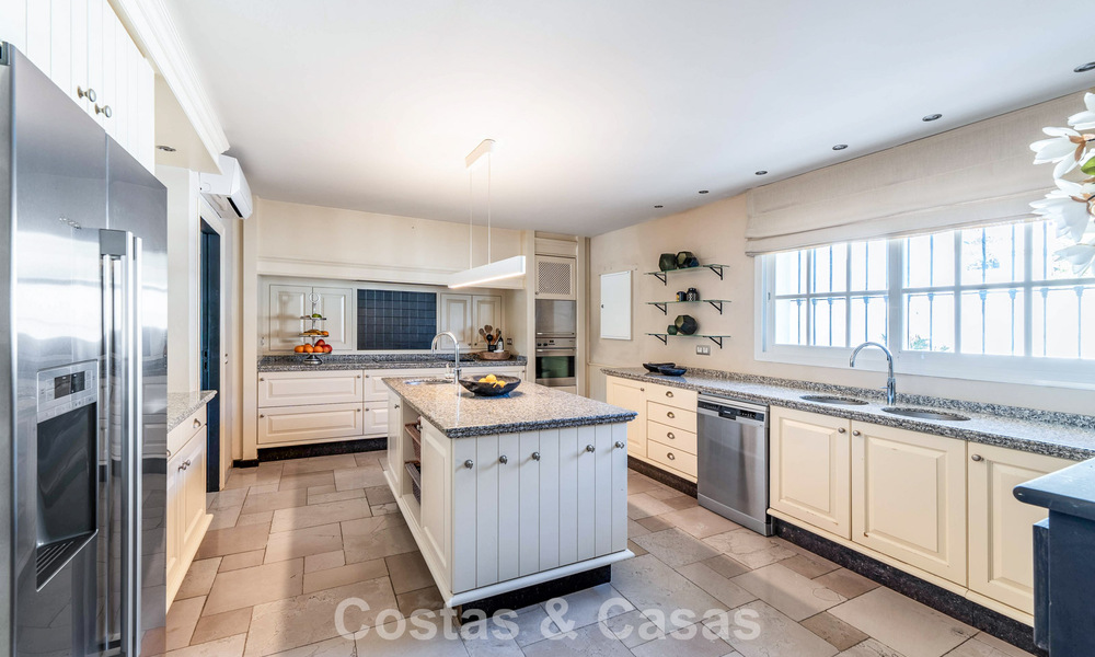 Villa de lujo lista para entrar a vivir con un estilo mediterráneo moderno en venta en el Valle del Golf de Nueva Andalucía, Marbella 776283