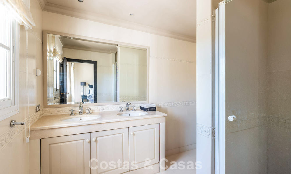 Villa de lujo lista para entrar a vivir con un estilo mediterráneo moderno en venta en el Valle del Golf de Nueva Andalucía, Marbella 776286