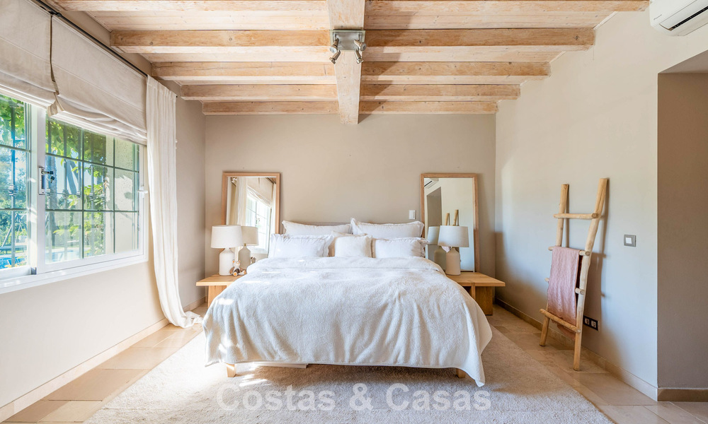 Villa de lujo lista para entrar a vivir con un estilo mediterráneo moderno en venta en el Valle del Golf de Nueva Andalucía, Marbella 776289