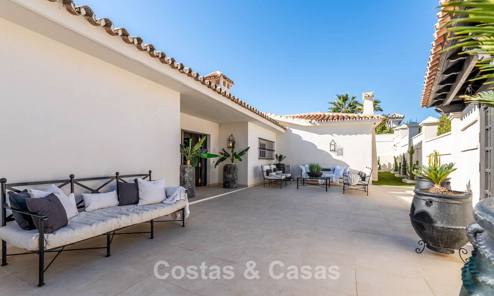 Villa de lujo lista para entrar a vivir con un estilo mediterráneo moderno en venta en el Valle del Golf de Nueva Andalucía, Marbella 776290