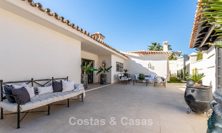 Villa de lujo lista para entrar a vivir con un estilo mediterráneo moderno en venta en el Valle del Golf de Nueva Andalucía, Marbella 776290 