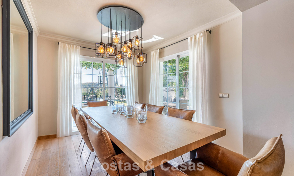 Villa de lujo lista para entrar a vivir con un estilo mediterráneo moderno en venta en el Valle del Golf de Nueva Andalucía, Marbella 776292