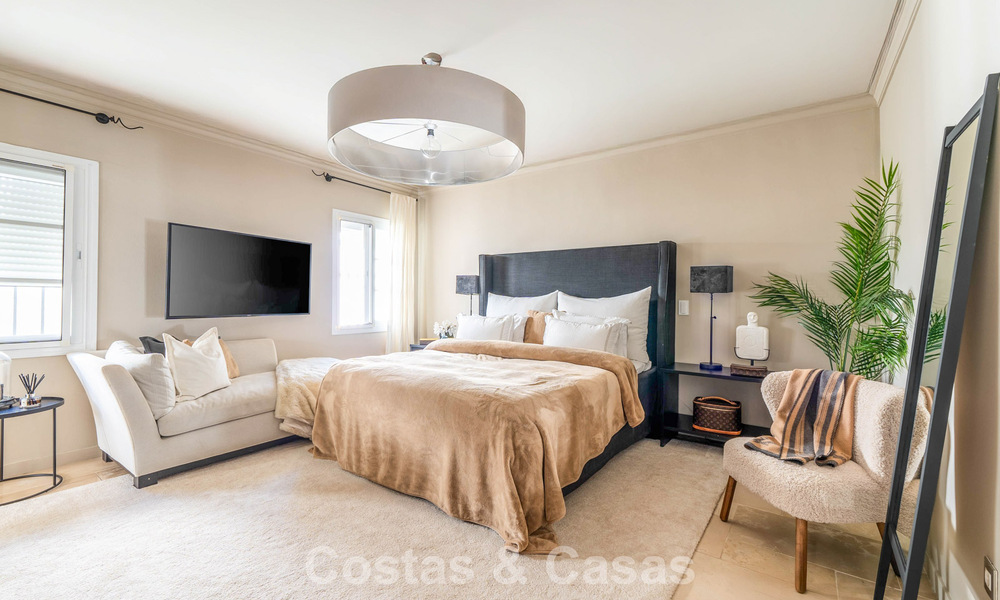 Villa de lujo lista para entrar a vivir con un estilo mediterráneo moderno en venta en el Valle del Golf de Nueva Andalucía, Marbella 776294