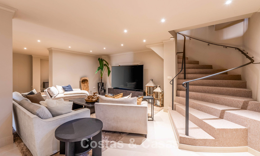 Villa de lujo lista para entrar a vivir con un estilo mediterráneo moderno en venta en el Valle del Golf de Nueva Andalucía, Marbella 776295