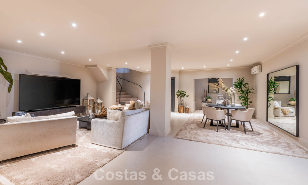 Villa de lujo lista para entrar a vivir con un estilo mediterráneo moderno en venta en el Valle del Golf de Nueva Andalucía, Marbella 776296