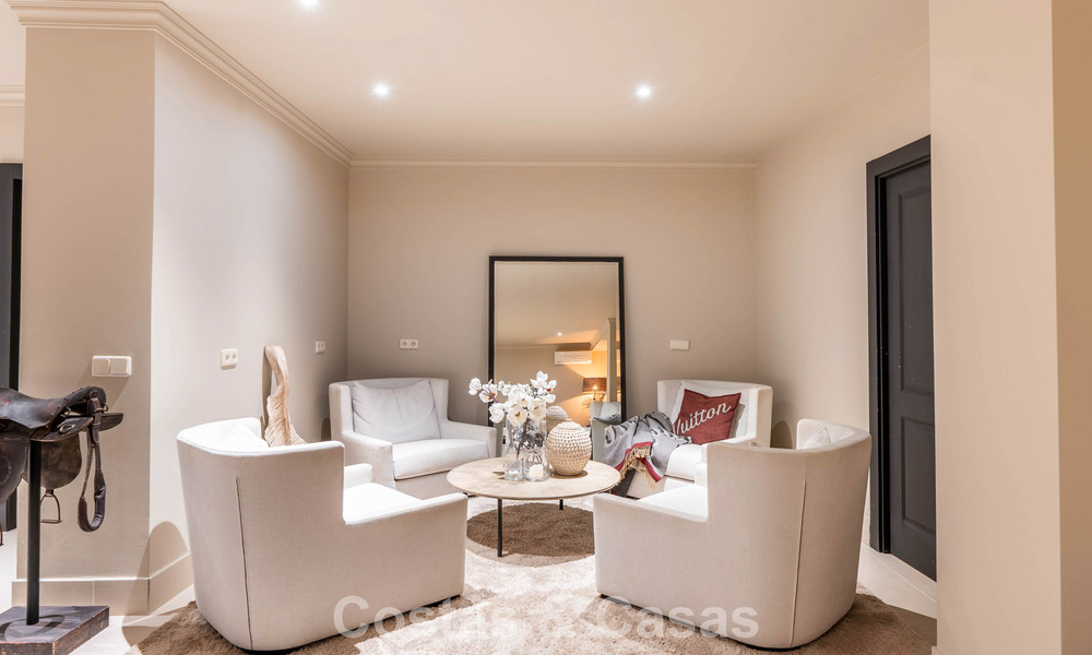 Villa de lujo lista para entrar a vivir con un estilo mediterráneo moderno en venta en el Valle del Golf de Nueva Andalucía, Marbella 776297