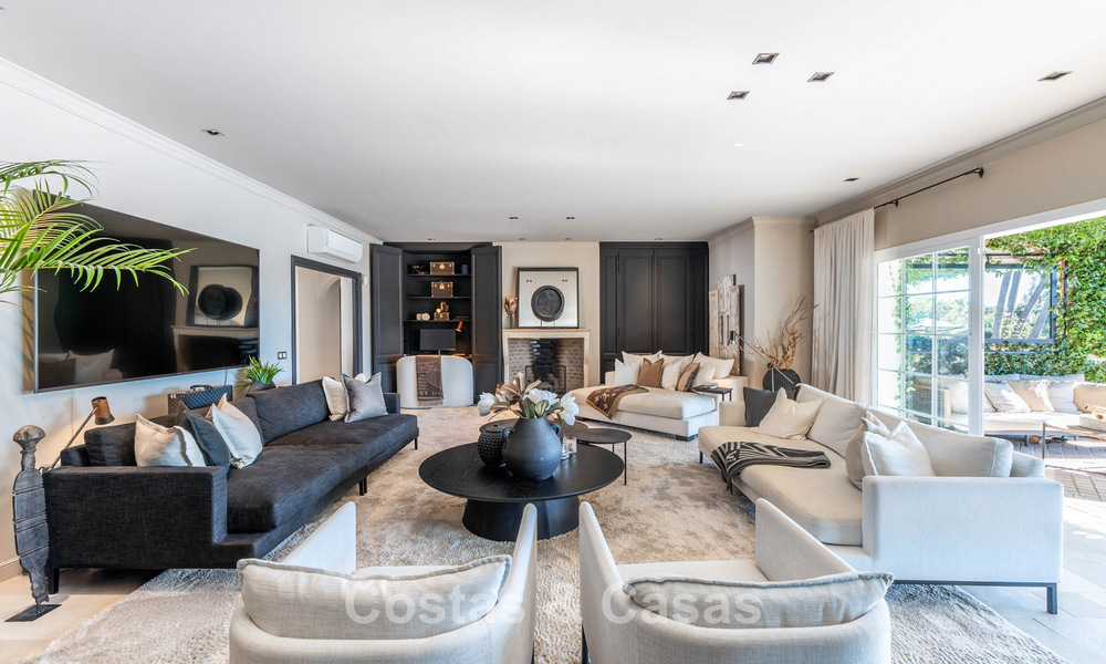 Villa de lujo lista para entrar a vivir con un estilo mediterráneo moderno en venta en el Valle del Golf de Nueva Andalucía, Marbella 776302
