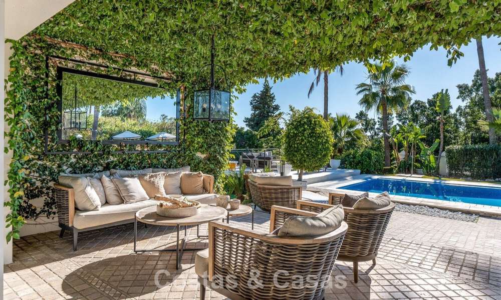 Villa de lujo lista para entrar a vivir con un estilo mediterráneo moderno en venta en el Valle del Golf de Nueva Andalucía, Marbella 776304
