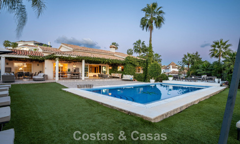 Villa de lujo lista para entrar a vivir con un estilo mediterráneo moderno en venta en el Valle del Golf de Nueva Andalucía, Marbella 776305