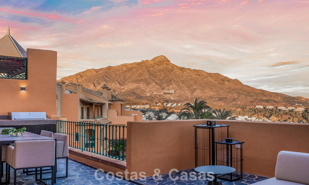 Ático dúplex moderno reformado en venta, a poca distancia de los servicios en el valle del golf de Nueva Andalucía, Marbella 793357