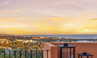Ático dúplex moderno reformado en venta, a poca distancia de los servicios en el valle del golf de Nueva Andalucía, Marbella 793360 