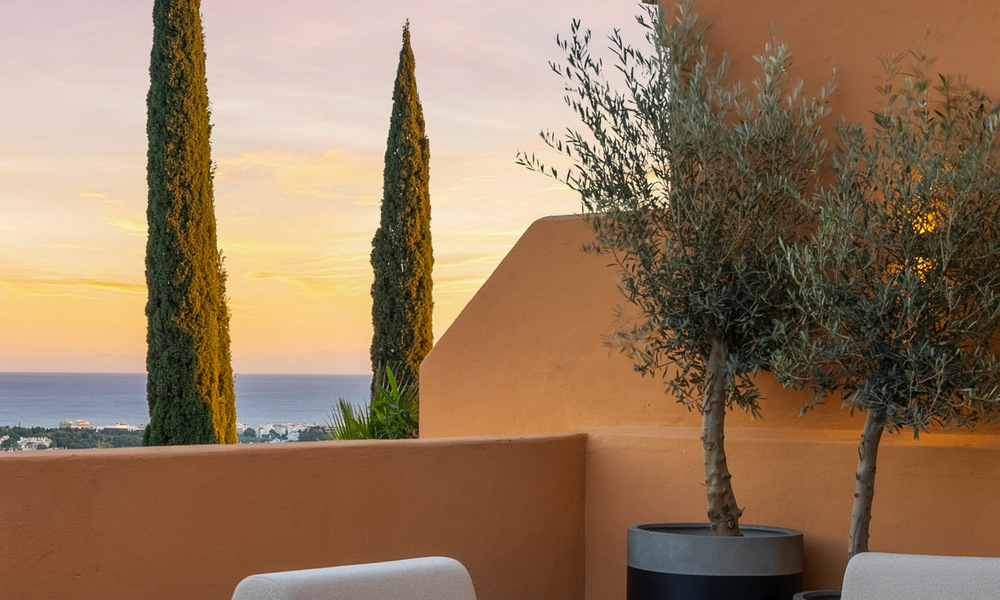 Ático dúplex moderno reformado en venta, a poca distancia de los servicios en el valle del golf de Nueva Andalucía, Marbella 793362