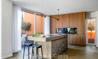 Ático dúplex moderno reformado en venta, a poca distancia de los servicios en el valle del golf de Nueva Andalucía, Marbella 793364 