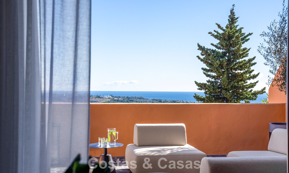 Ático dúplex moderno reformado en venta, a poca distancia de los servicios en el valle del golf de Nueva Andalucía, Marbella 793366