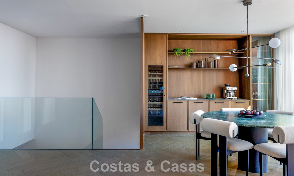Ático dúplex moderno reformado en venta, a poca distancia de los servicios en el valle del golf de Nueva Andalucía, Marbella 793374