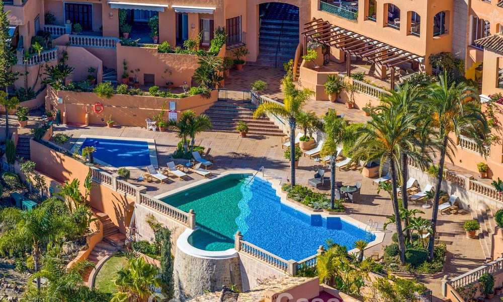 Ático dúplex moderno reformado en venta, a poca distancia de los servicios en el valle del golf de Nueva Andalucía, Marbella 793378